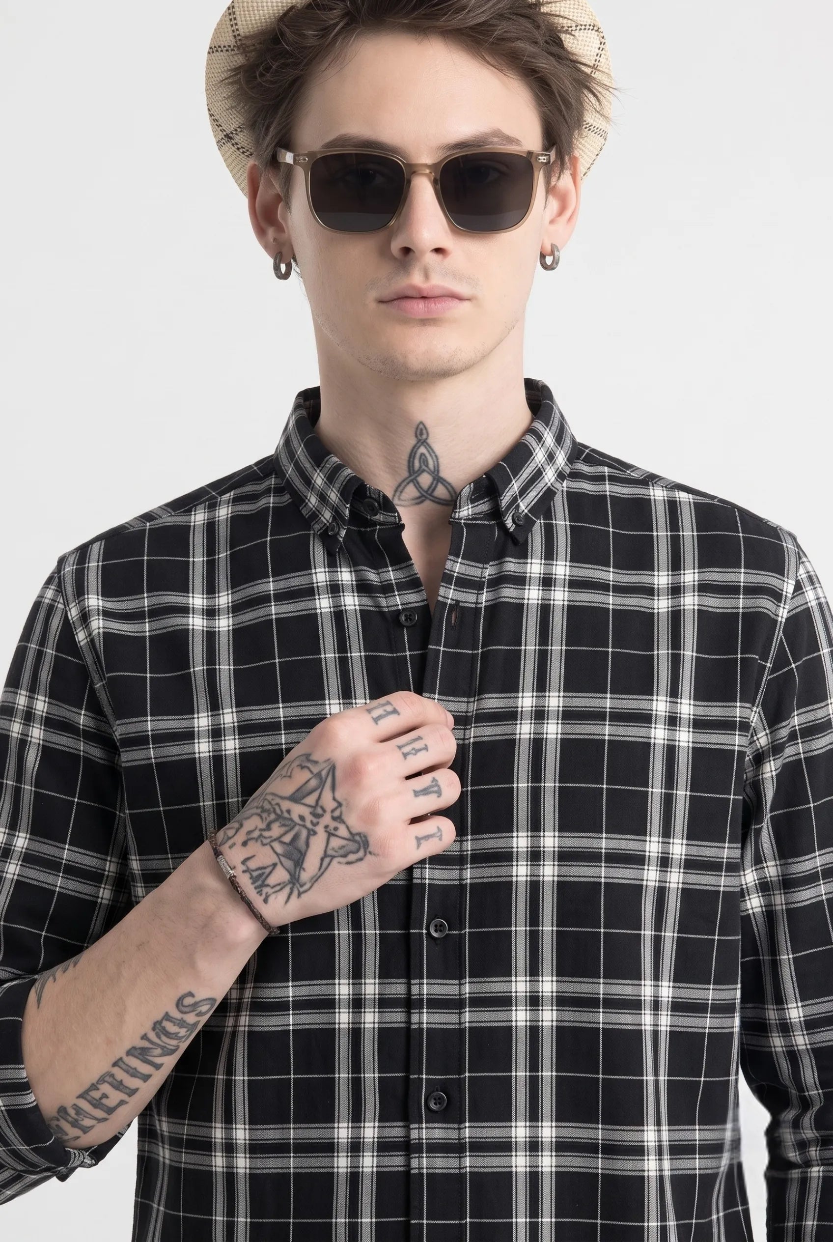 Color Hunt Men's Black White Checked Casual Shirt