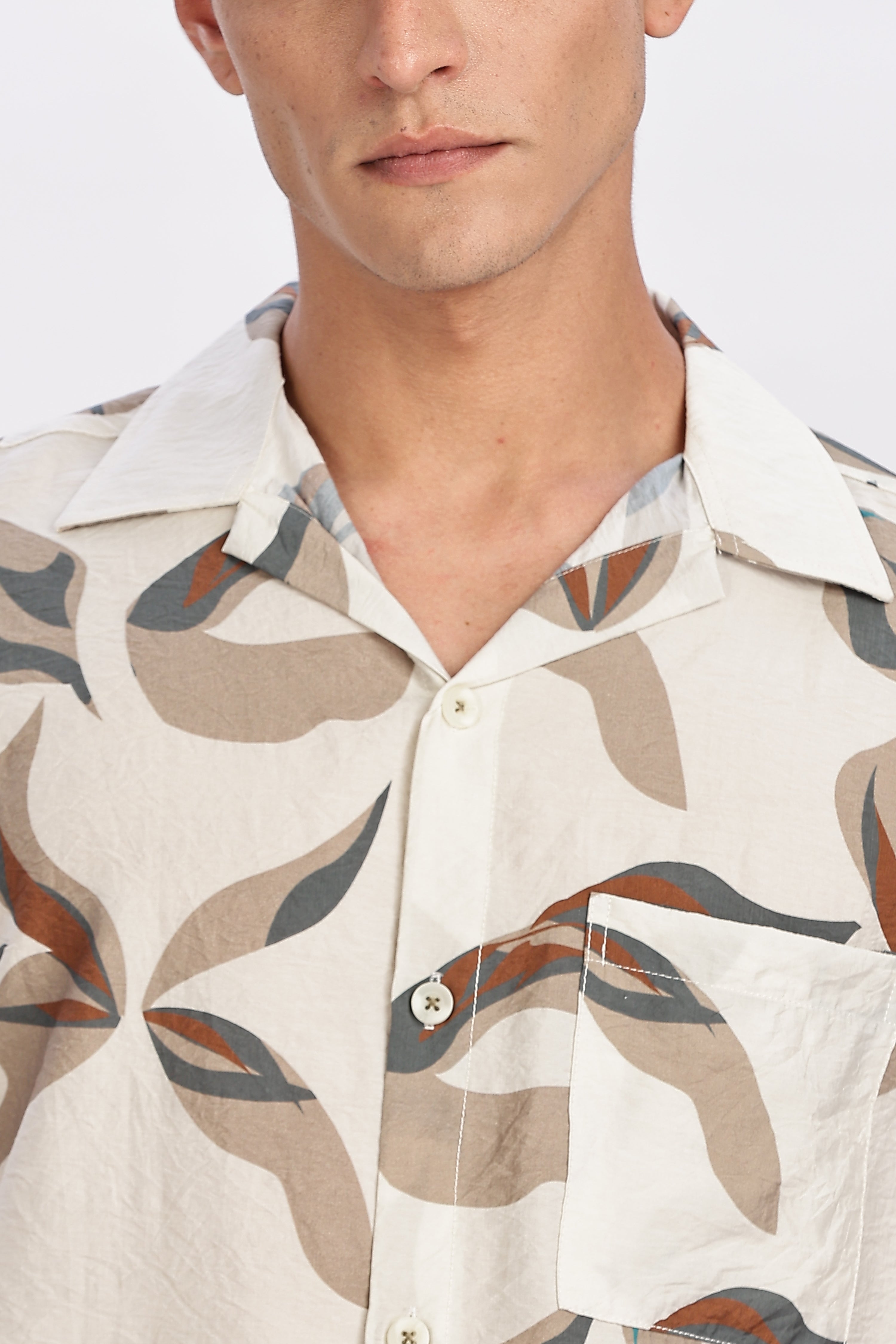 Color Hunt Men's Off-White Printed Half Sleeve Shirt