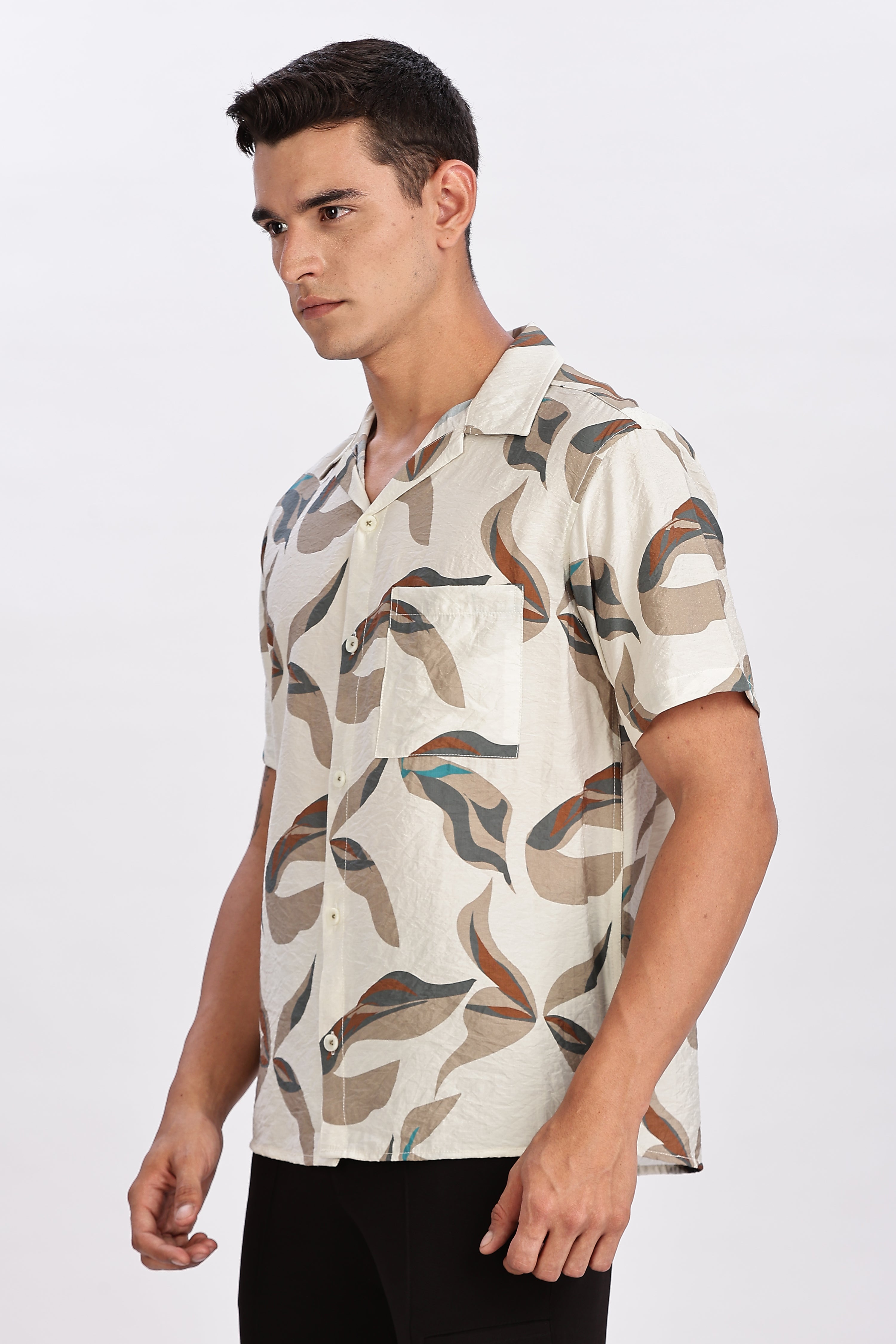 Color Hunt Men's Off-White Printed Half Sleeve Shirt